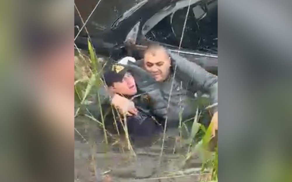 Polis suda batan "Lexus" surucusunu xilas etdi