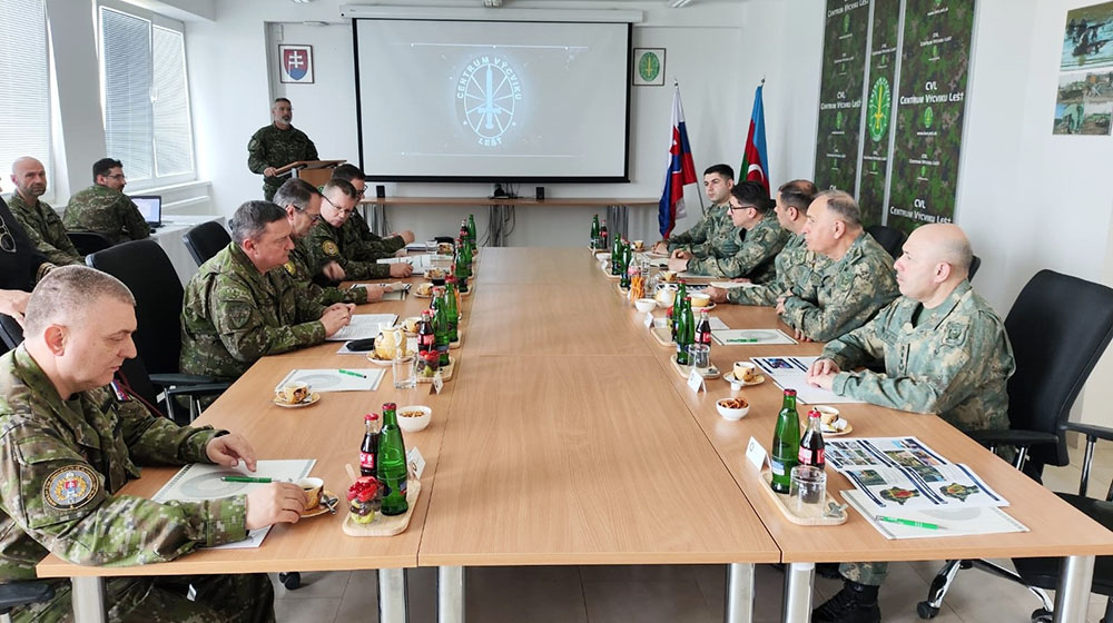 Kerim Veliyev Slovakiya mudafie senayesi muessiselerinde ve telim merkezinde olub