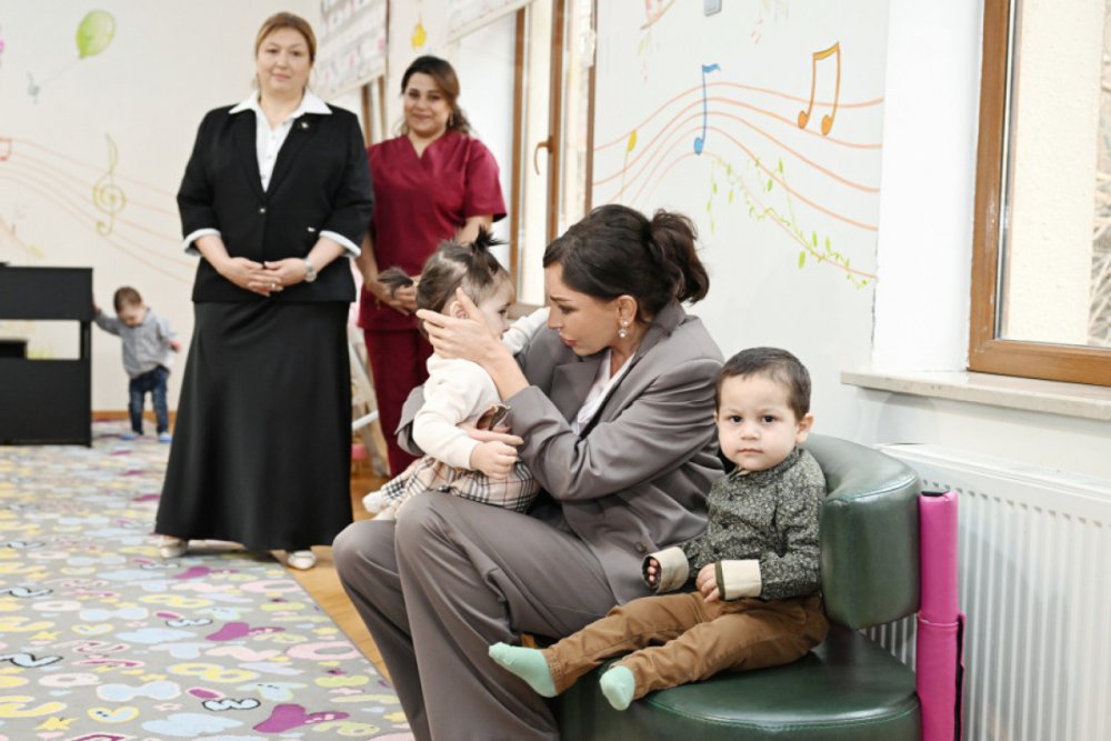Mehriban Eliyeva ve Leyla Eliyeva 1 sayli korpeler evinde ve 1 sayli usaq evi sosial xidmet muessisesinde olublar