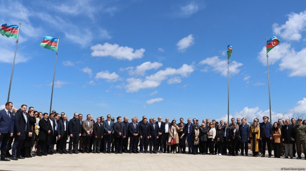 Diplomatlar Xankendideki tikinti-quruculuq isleri ile bagli melumatlandirilib (FOTO)