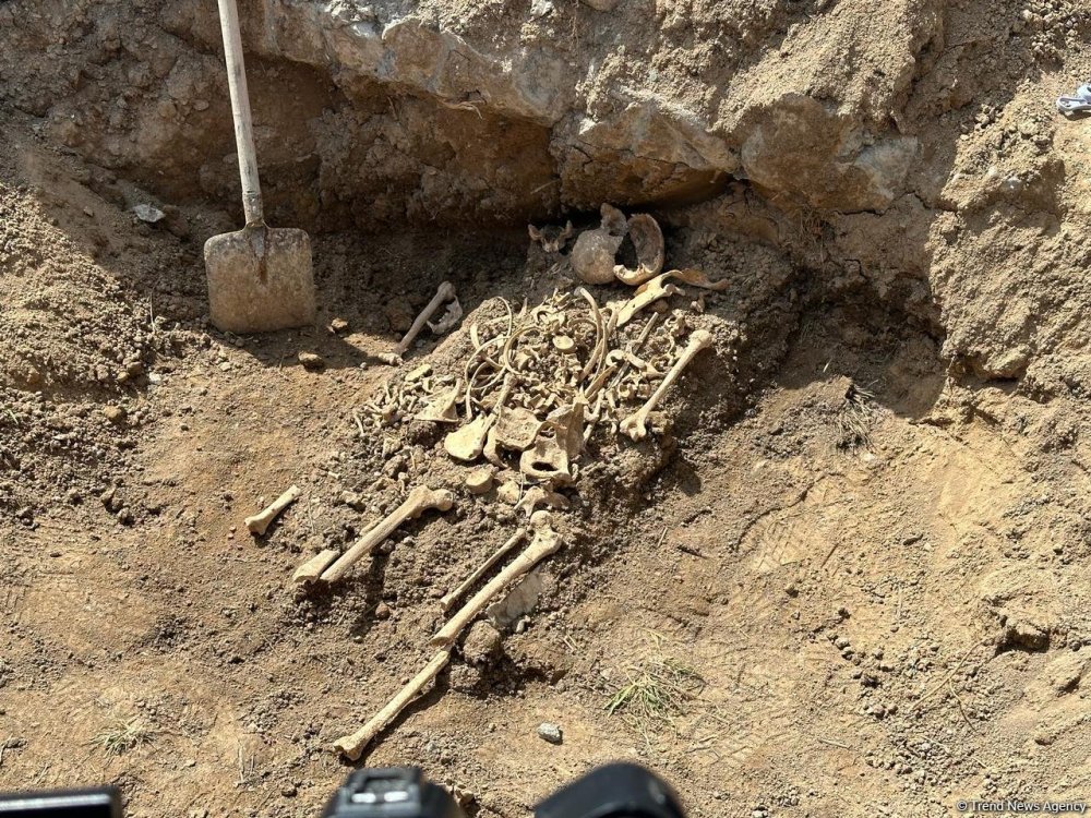 Agdamda insan skeletine benzer sumuk fraqmentleri askar edilib