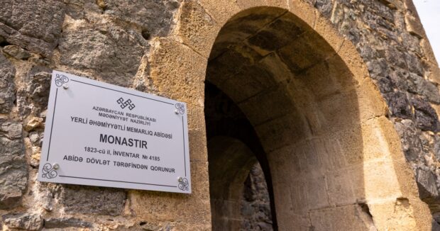 Daskesen rayonunda movcud olan abidelere melumat lovheleri qurasdirilib – FOTOLAR 