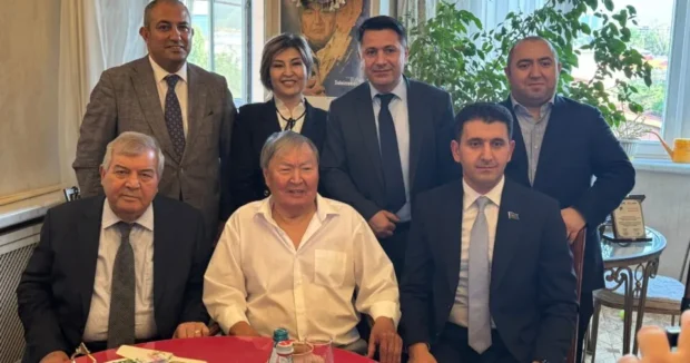Oljas Suleymenov Azerbaycan numayende heyetini sexsi menzilinde QEBUL ETDI – FOTO