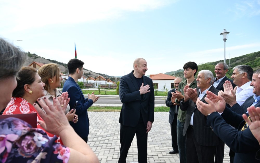 Ilham Eliyev Beylik sakinleri ile gorusdu - Onlara evlerin acarlarini teqdim etdi (FOTOLAR)