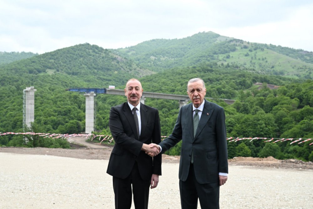 Azerbaycan ve Turkiye liderleri Kelbecer-Lacin avtomobil yolunda gorulen islerle tanis olublar