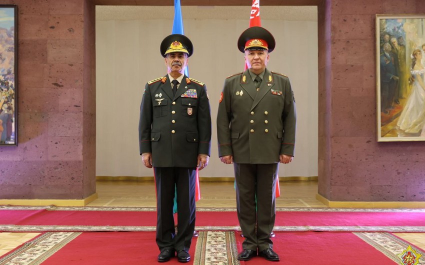 Azerbaycan ve Belarus mudafie nazirleri herbi emekdasligin derinlesdirilmesini muzakire edibler