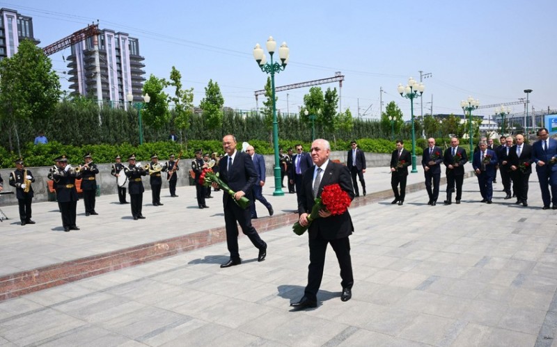 Eli Esedov Daskendde Heyder Eliyevin barelyefini ziyaret edib