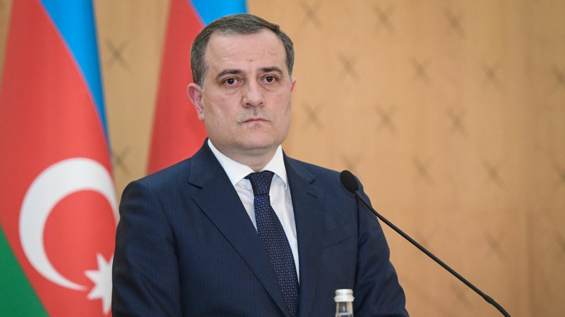 Ceyhun Bayramov BEE XIN bascisi ile regional tehlukesizliyi muzakire edib