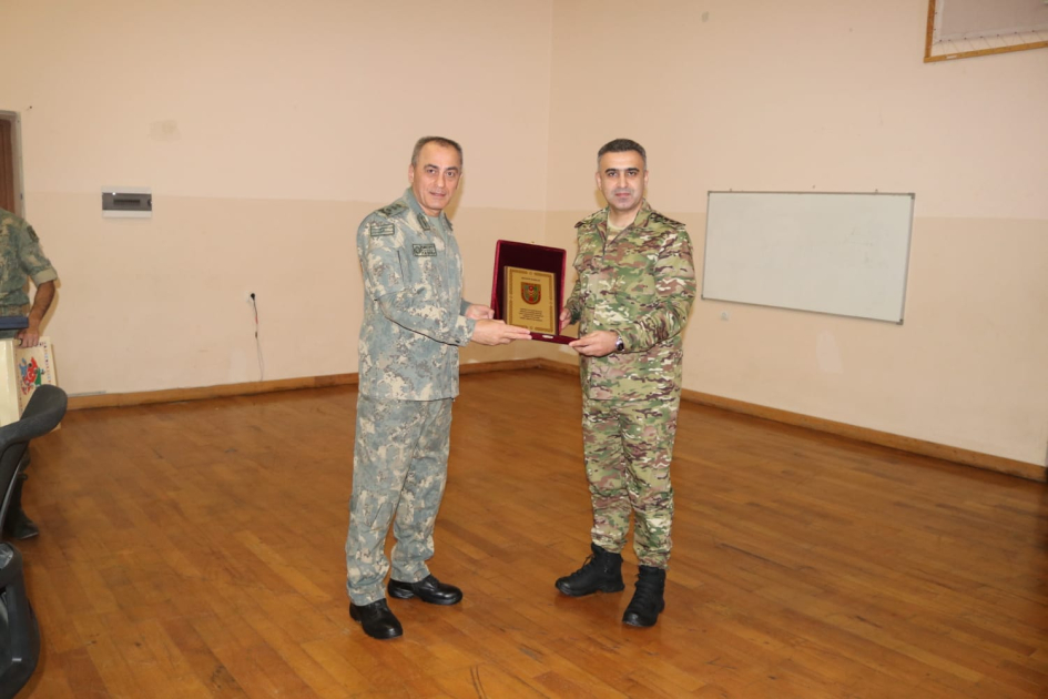 Herbi prokuror bayram gunleri serhedlerde gorus kecirib
