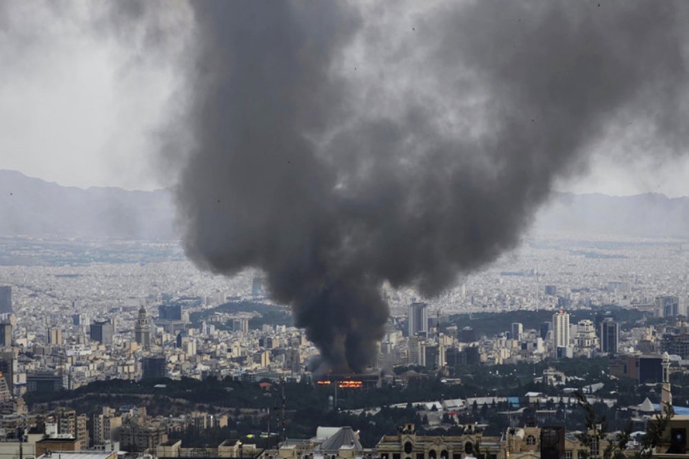 Israilin Yezde zerbesi neticesinde azi 10 Iran herbcisi helak olub