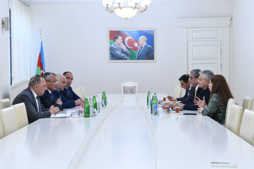 Dovlet Komitesinde xarici jurnalistlerle gorus kecirilib