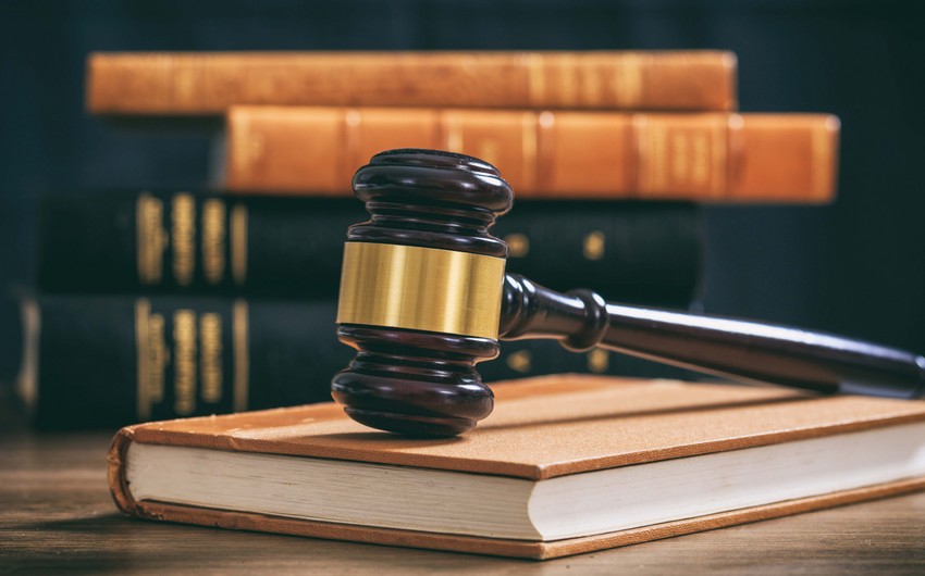 Agir cinayetlerde ittiham edilerek uzun muddet axtarisda olan sexsin mehkemesi kecirilib