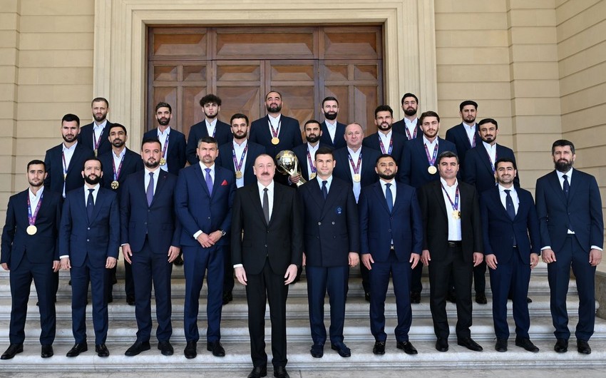 Ilham Eliyev minifutbol uzre dunya cempionatinin qalibi olan Azerbaycan milli komandasinin uzvlerini qebul edib