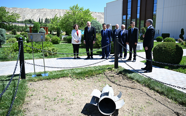 Prezident Mingecevirde IES-e atilan raketin dusduyu erazide - FOTOLAR
