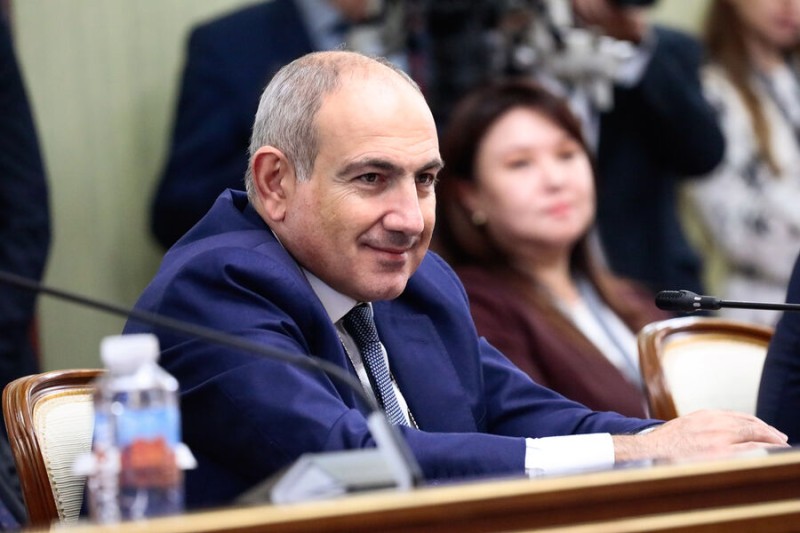 Ermenistanin bas naziri istefaya cagirildi