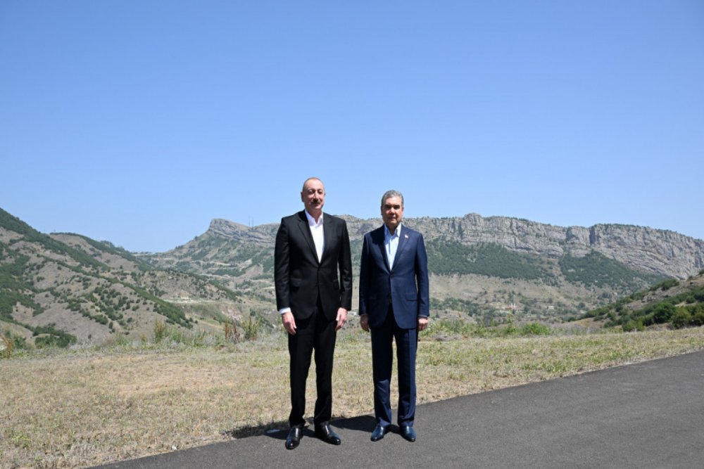 Ilham Eliyev ve Qurbanqulu Berdimehemmedov Dasalti kendinin fonunda sekil cekdiribler