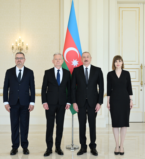Prezident Ilham Eliyev Polsanin olkemizde yeni teyin olunmus sefirinin etimadnamesini qebul edib