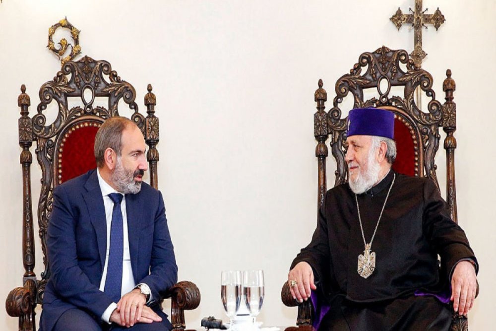 Pasinyan II Qaregini vezifesini derhal terk etmeye cagirib