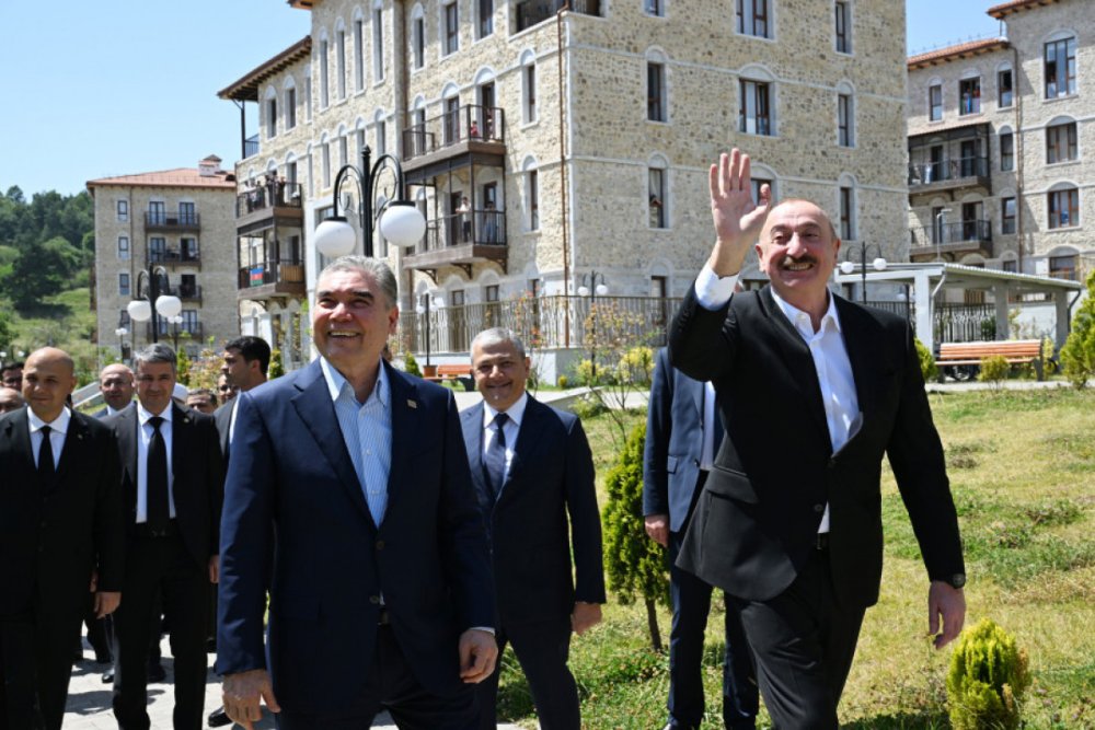 Prezident ve Qurbanqulu Berdimehemmedov Susada insa edilmis birinci yasayis kompleksinde olublar