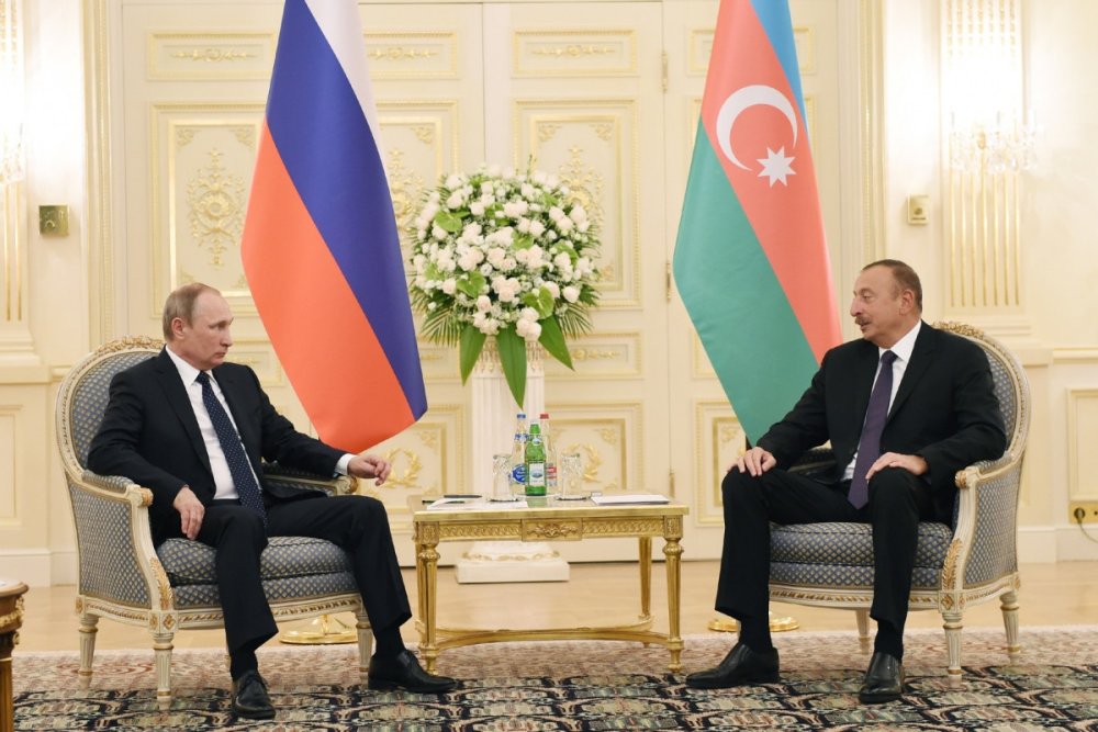 Ilham Eliyev Vladimir Putine bassagligi verib