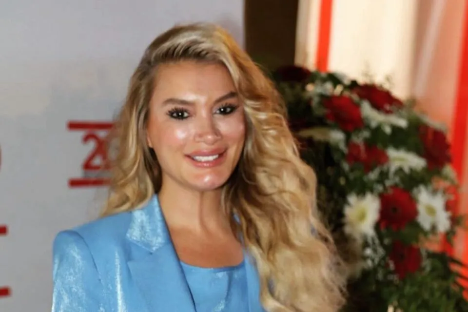 Yesim Eryilmaz fexri diploma layiq goruldu – FOTO
