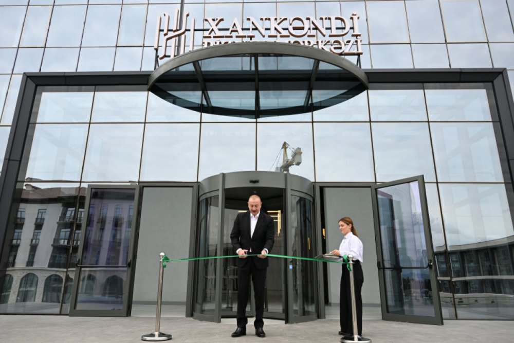 Prezident Ilham Eliyev “Xankendi” Biznes Merkezinin acilisinda istirak edib
