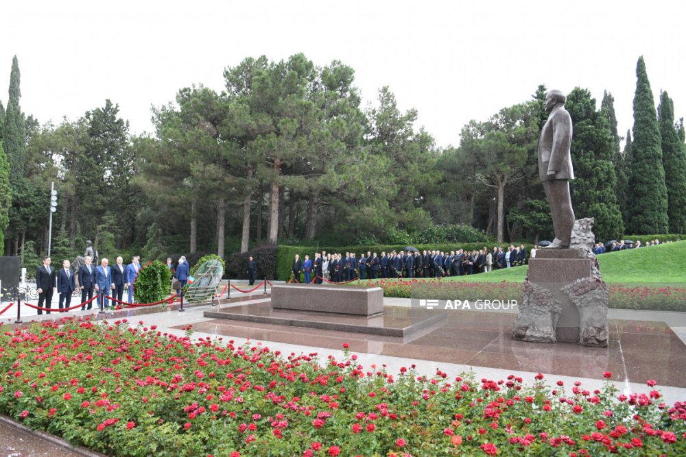 XIN rehberliyi Fexri ve Sehidler xiyabanlarini ziyaret edib - FOTO