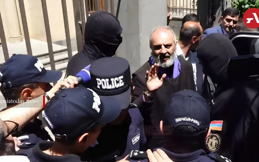 Ermeni arxiyepiskop deputat ve memurlarla bagli mehkemeye muraciet edib