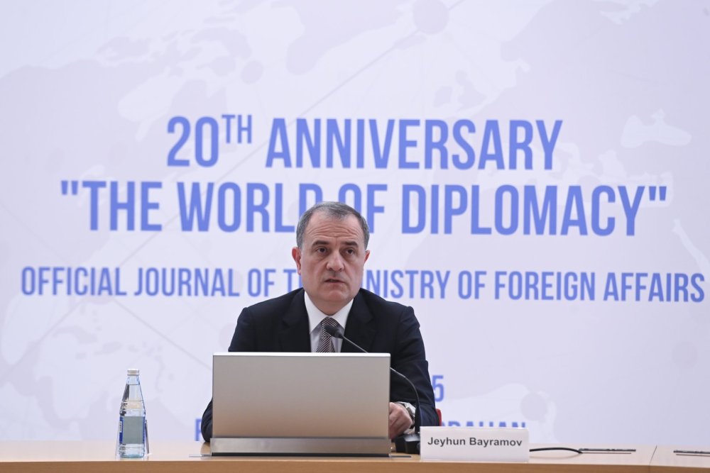 “Diplomatiya Alemi” jurnalinin 20 illik yubileyine hesr olunmus beynelxalq deyirmi masa kecirilib