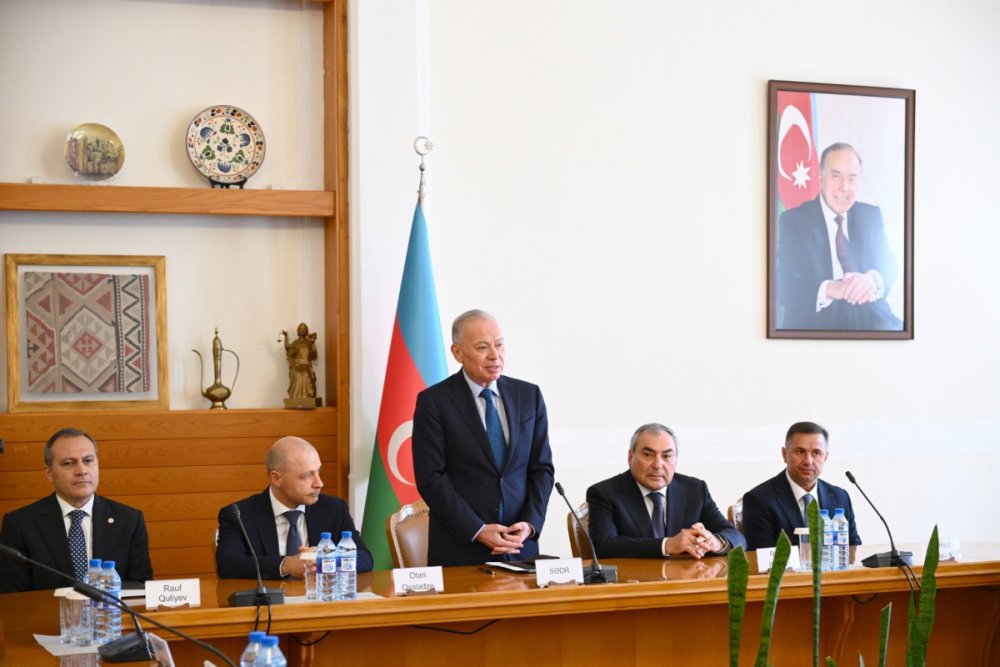 Konstitusiya Mehkemesinin yeni hakimleri kollektive teqdim edilib