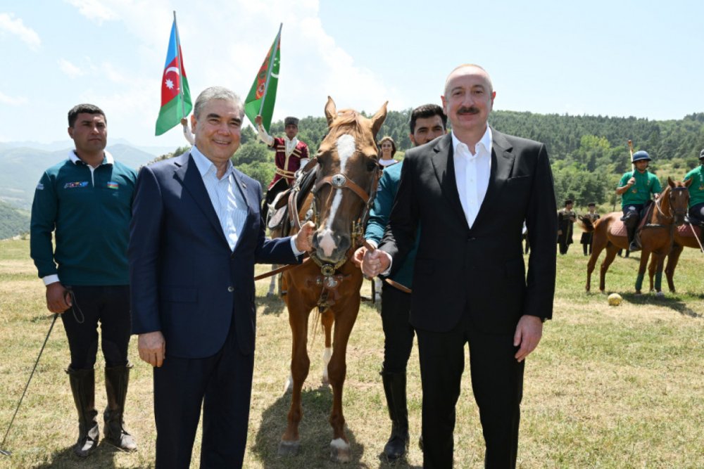 Qurbanqulu Berdimehemmedova Cidir duzunde “Dostluq” adli Qarabag ati hediyye edilib