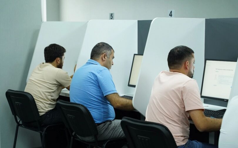 Taksi suruculerinin imtahani kecirilecek