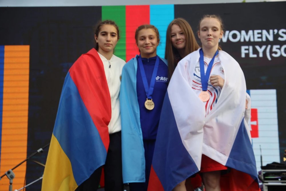 Azerbaycan bokscusu ermeni reqibini meglub ederek Avropa cempionu olub