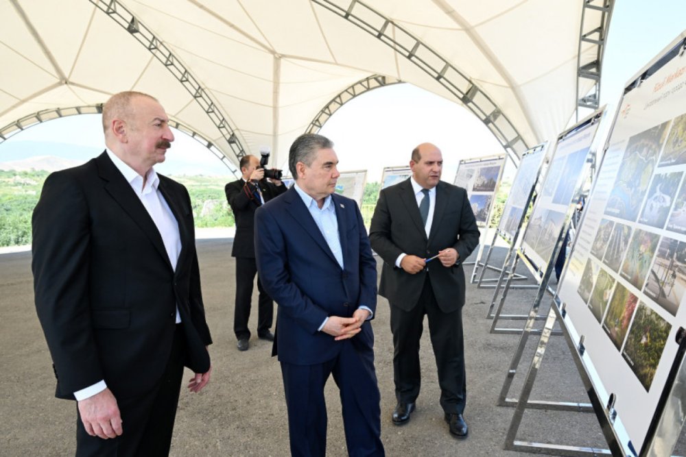 Prezident ve Qurbanqulu Berdimehemmedov Fuzuli seherinin dagidilmis yerlerine baxiblar