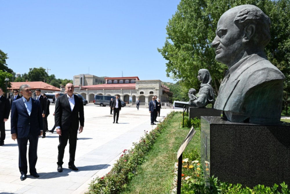 Prezident ve Qurbanqulu Berdimehemmedov Natevan, Bulbul ve Uzeyir Hacibeylinin gullelenmis heykellerine baxib