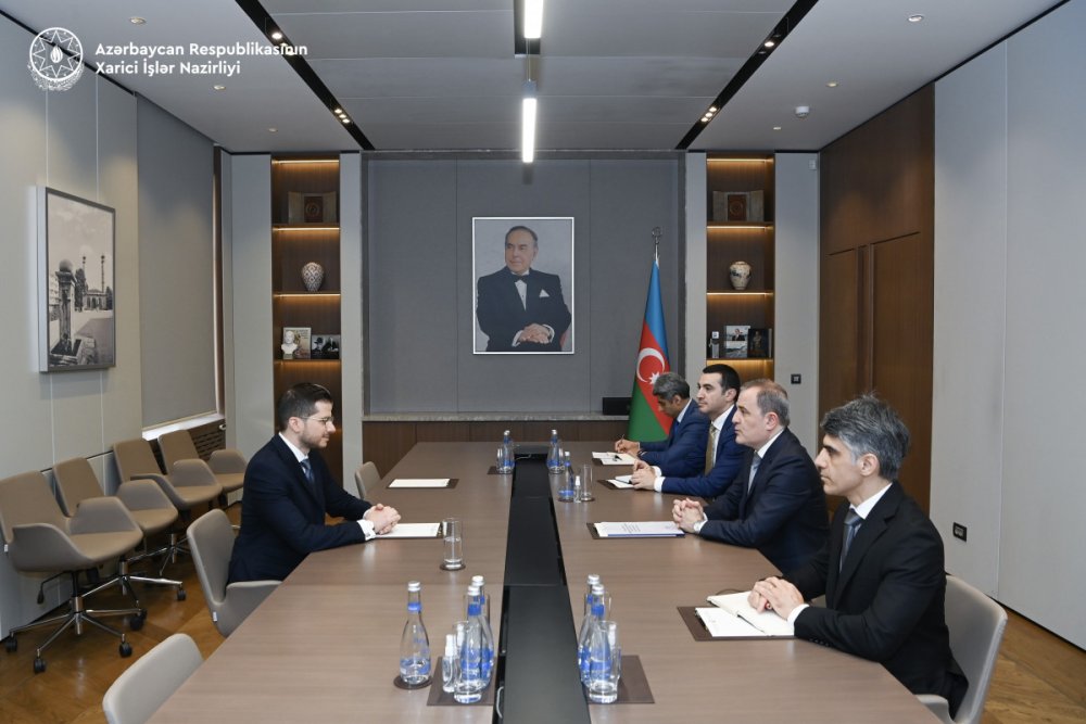 XIN rehberi Israil sefirini diplomatik fealiyyetinin basa catmasi munasibetile qebul edib