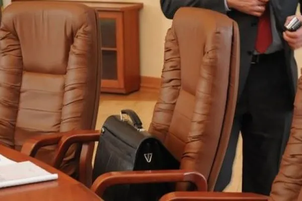 Nazirlik 27 vezifeli sexsi cerimeleyib