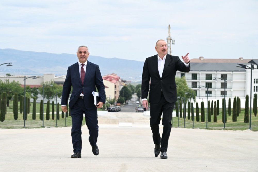 Ilham Eliyev Xankendide Zefer parkinda - FOTO
