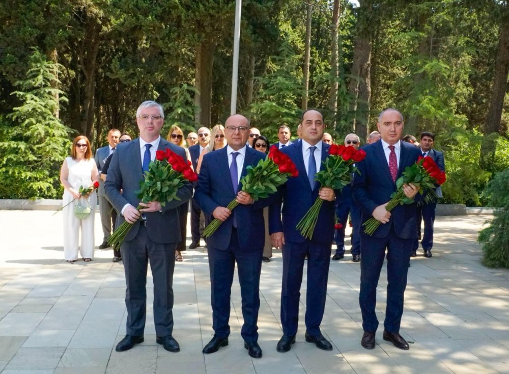 ANAMA kollektivi Ulu Onderin mezarini ziyaret edib  