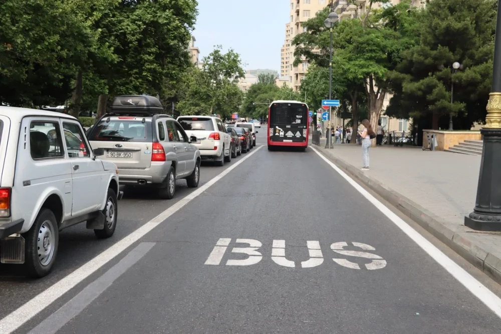 Yol polisi avtobus dayanacaqlarini zebt eden suruculere xeberdarliq edib - VIDEO