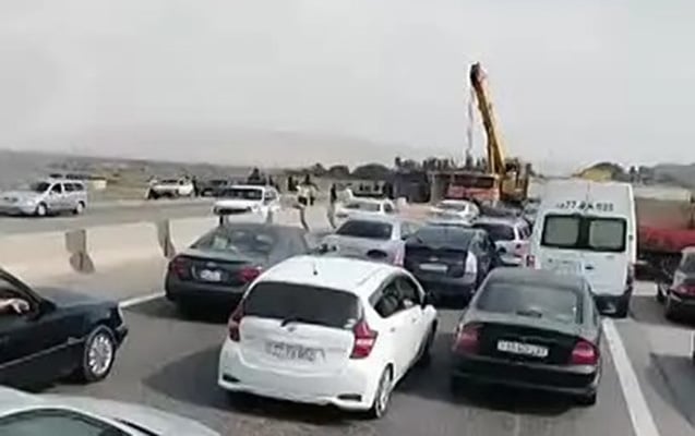 TIR asdi, taxil yola dagildi - Video