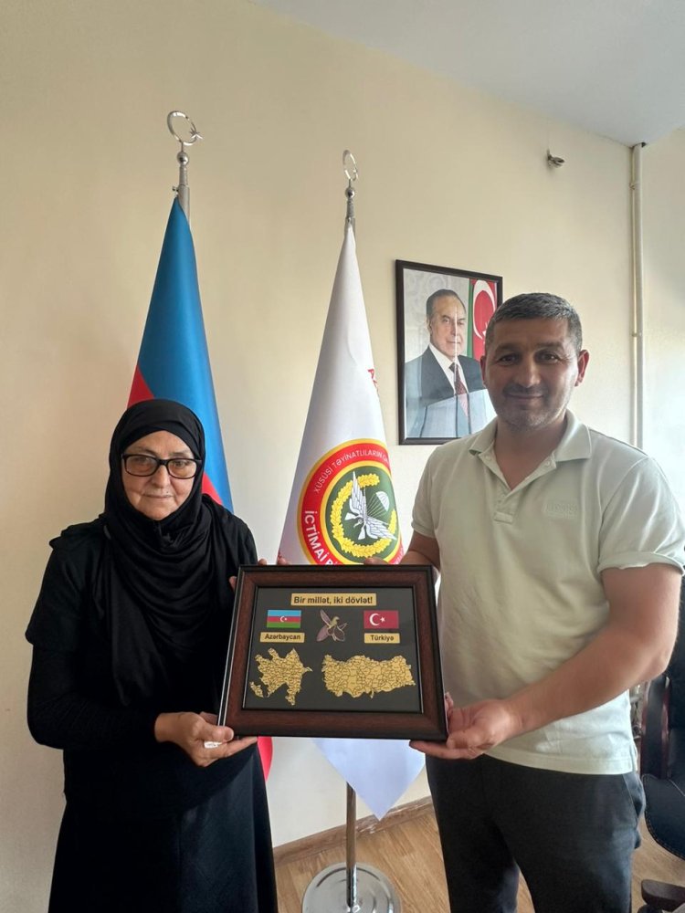 Sehid Tural Ehlimanlinin anasi Nezaket xanim sehid aileleri teskilatini ziyaret edib