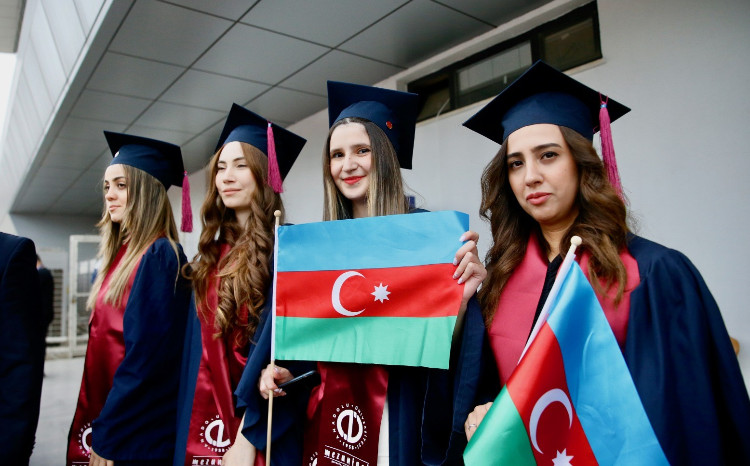 Turk dunyasinin qlobal universiteti Azerbaycan mezunlarini yola salir