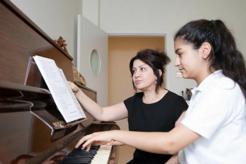 Musiqi ve incesenet mekteblerine yeni rehberler teyin olunub