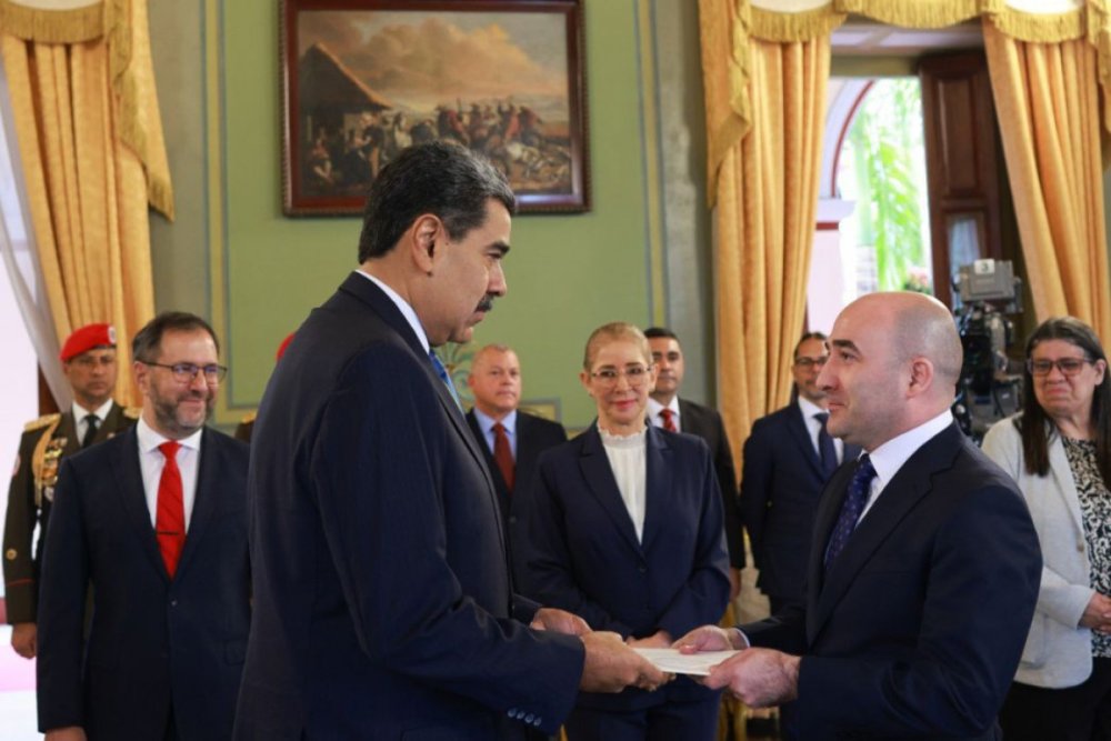 Azerbaycanin Venesueladaki sefiri etimadnamesini Maduroya teqdim edib