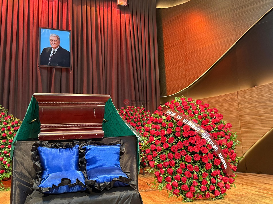 Prezident ve xanimi Arif Babayevin vida merasimine eklil gonderdiler - FOTO