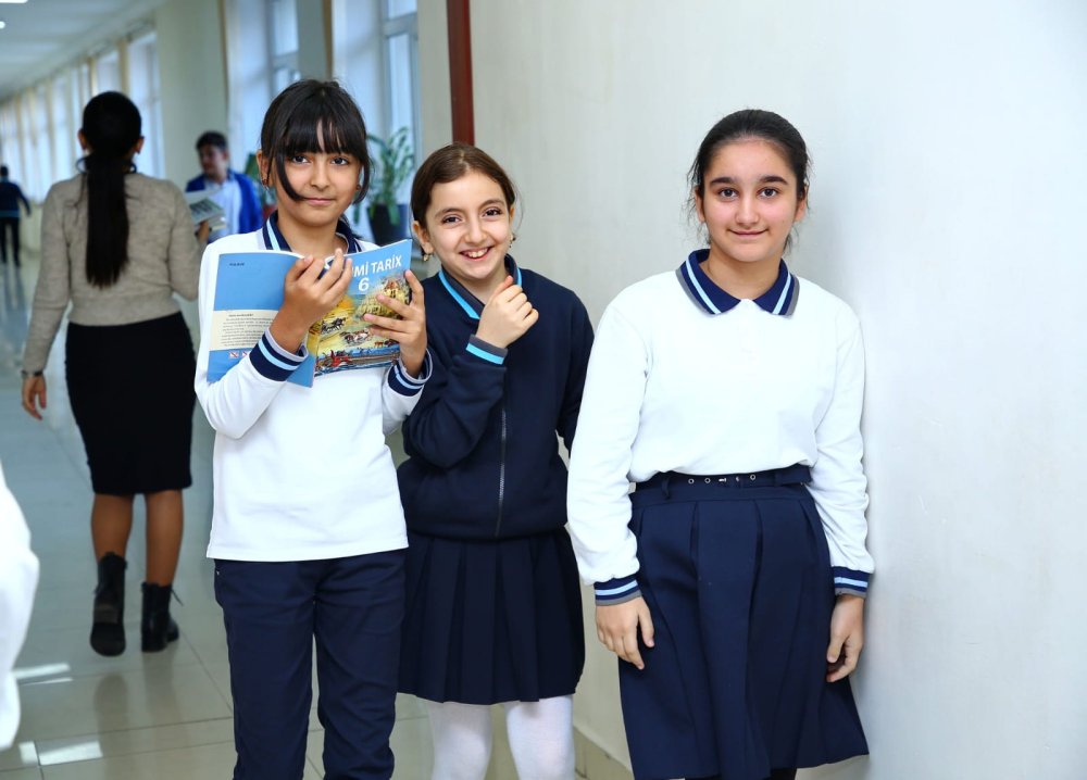 Sagirdlerin elektron yerdeyismesi prosesi davam edir