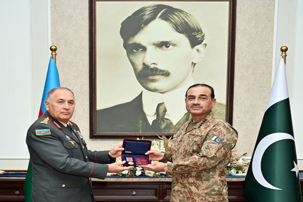 Pakistanin Quru Qosunlari komandanina Azerbaycanin herbi medali teqdim edilib