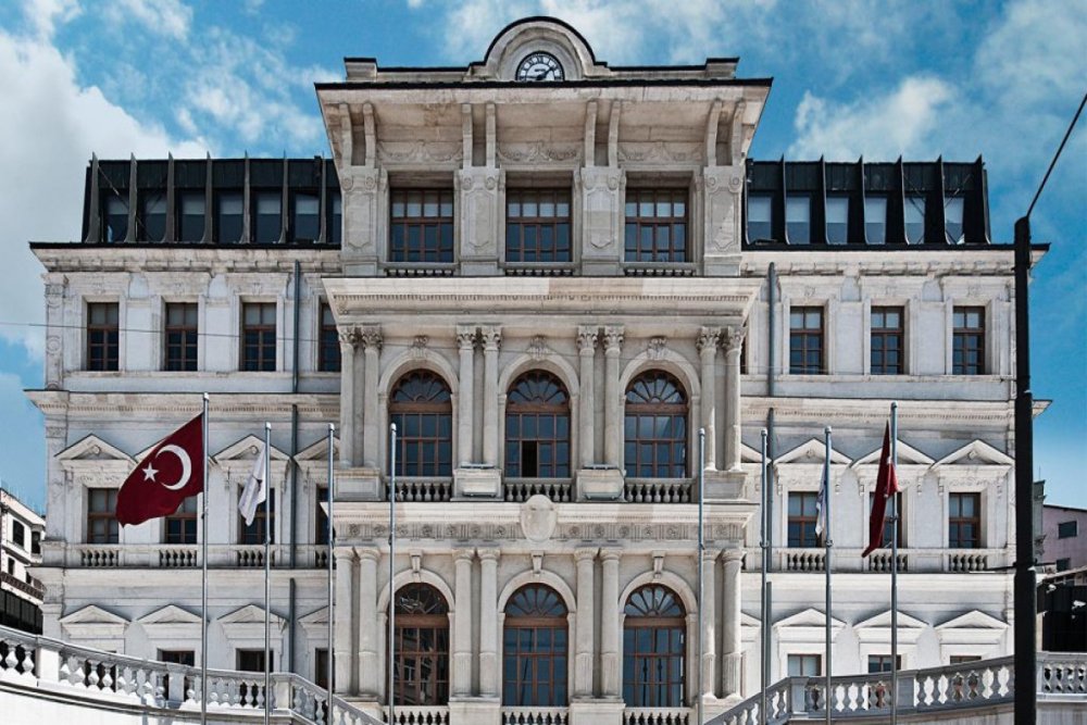 Istanbulun Beyoglu belediyyesinde emeliyyat kecirilib, sedr ve 40-dan cox sexs saxlanilib