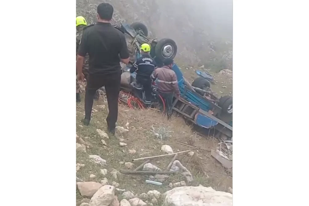 Qubaya film cekmek ucun geden cekilis heyetinin avtomobili dereye asib, olen ve yaralanan var